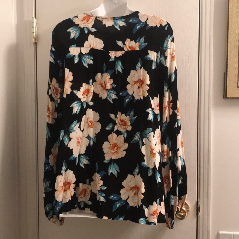 (Large) Floral Crochet Lace Up Top - Picture 7 of 7